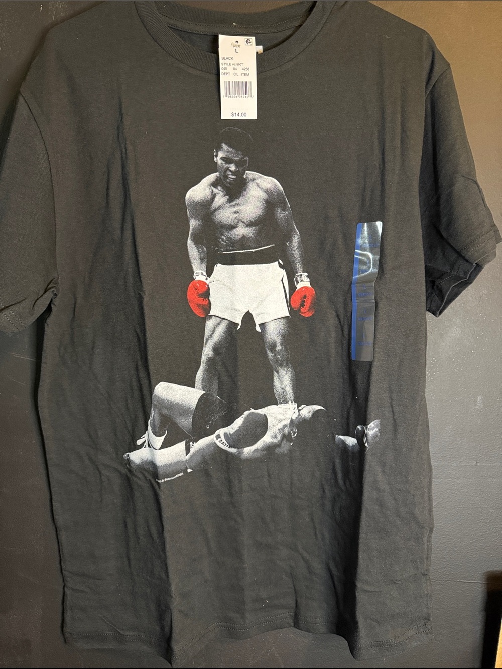 Muhammad Ali Graphic Tee with Red gloves  size Large